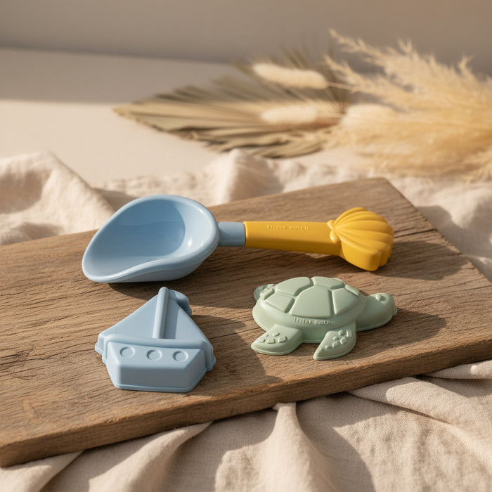 Kindgerechtes Sandkasten-Spielzeug mit Schaufel und zwei Sandformen für kreativen Spielspaß am Strand oder im Sandkasten