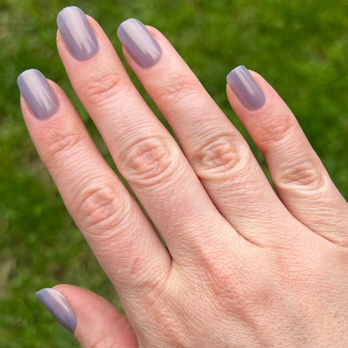 Shellphone Bling | Squoval | Short lavender green iridescent press-on nails in short squoval shape for easy mani