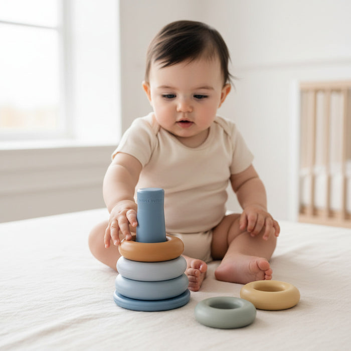 Baby spielt mit Little Dutch Stapelringen Blau ab 6 Monaten – Motorikspielzeug zum Greifen, Sortieren und Stapeln