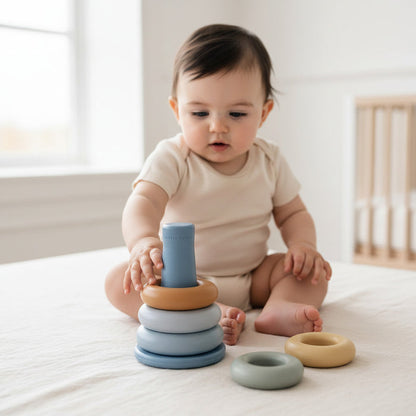 Baby spielt mit Little Dutch Stapelringen Blau ab 6 Monaten – Motorikspielzeug zum Greifen, Sortieren und Stapeln