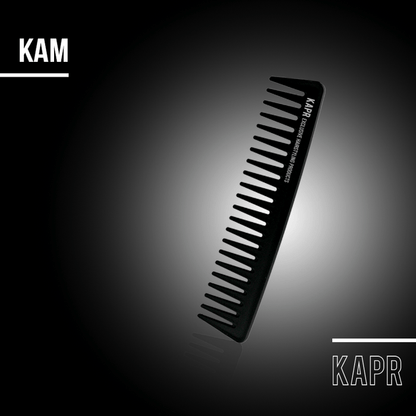 KAPR kam op donkere achtergrond met tekst ‘KAM’ – strak en modern ontwerp.