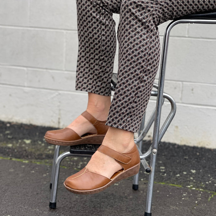 Smart Tan sandal in soft leather uppers. Velcro strap, wedge sole unit. Comfortable women's sandal. Women's shoes with cushioned footbed.