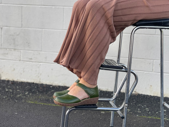 Smart green sandal in soft leather uppers. Velcro strap, wedge sole unit. Comfortable women's sandal. Women's shoes with cushioned footbed.