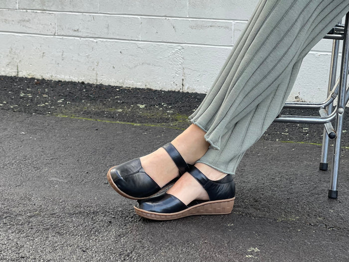 Smart black sandal in soft leather uppers. Velcro strap, wedge sole unit. Comfortable women's sandal. Women's shoes with cushioned footbed.