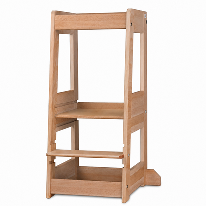 Montessori Lernturm aus Holz mit Sicherheitsbügel für Kinder. Der erhöhte Standplatz ermöglicht sicheres Mithelfen in der Küche, fördert Selbstständigkeit und unterstützt das Lernen nach Montessori.