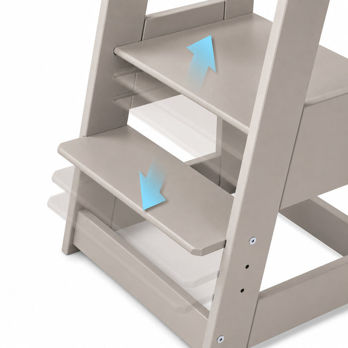 Detail des tiSsi Lernturm Felix Stormy Grey mit höhenverstellbarem Standbrett und Fußbrett