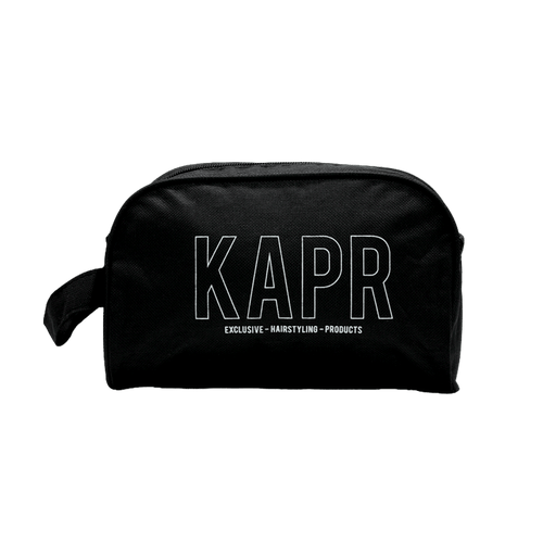 Zwarte KAPR toilettas met wit logo op witte achtergrond – stijlvolle en compacte barbershop tas.