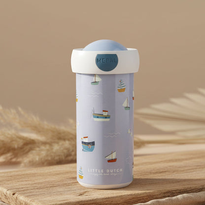 Kinder Trinkbecher mit Sailors Bay Motiv und 300 ml Fassungsvermoegen fuer Getraenke zuhause und unterwegs