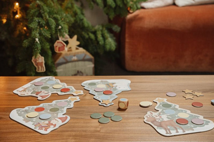Little Dutch Weihnachtsbaum-Geschicklichkeitsspiel – weitere Produktansicht des winterlichen Familienspiels ab 3 Jahren