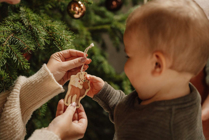 Liebevoll gestalteter Weihnachtsbaumschmuck als Holzanhaenger fuer Weihnachtsbaum, Adventsdekoration und festliche Geschenkverzierungen