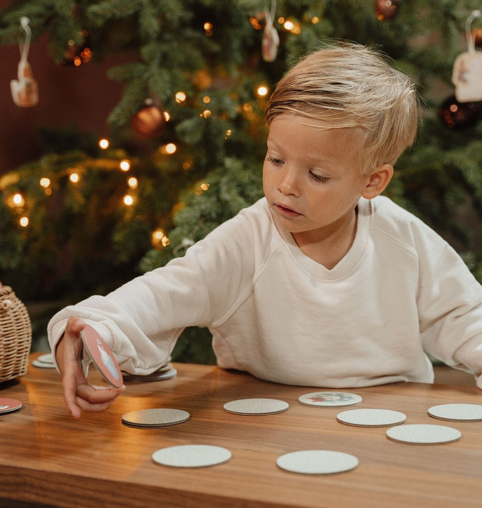 Little Dutch Weihnachts-Memory – Kartenspiel mit Schneemann, Weihnachtsbaum und weiteren Wintermotiven zur Förderung der Konzentration
